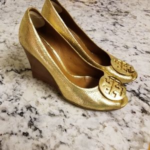 Gold TORY BURCH Julianne Wedge Pump shoes
